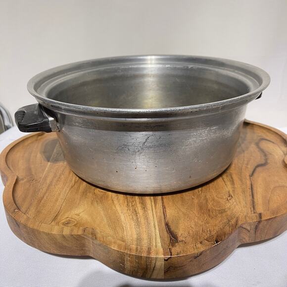 WEAR EVER 4 qt. Stock Pot Dutch Oven No. 824 Aluminum NO LIDE Made USA Vintage - Picture 1 of 12